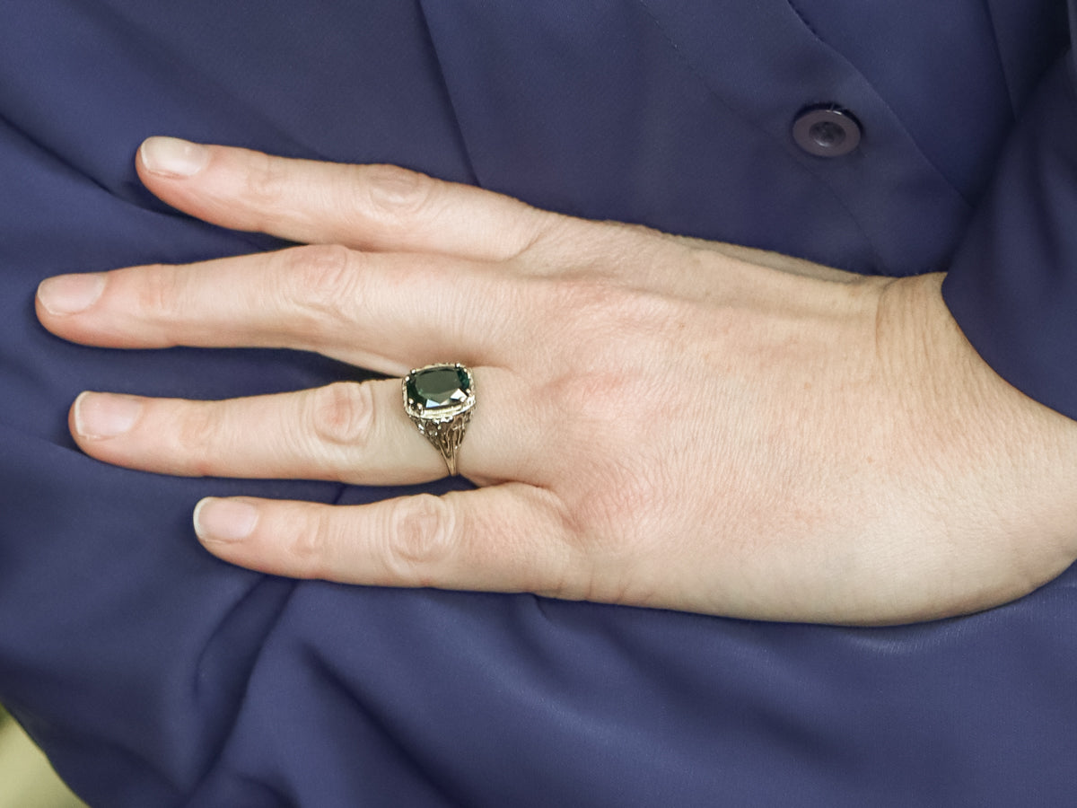 1920s Cushion-Cut Green Sapphire Gold Filigree Ring