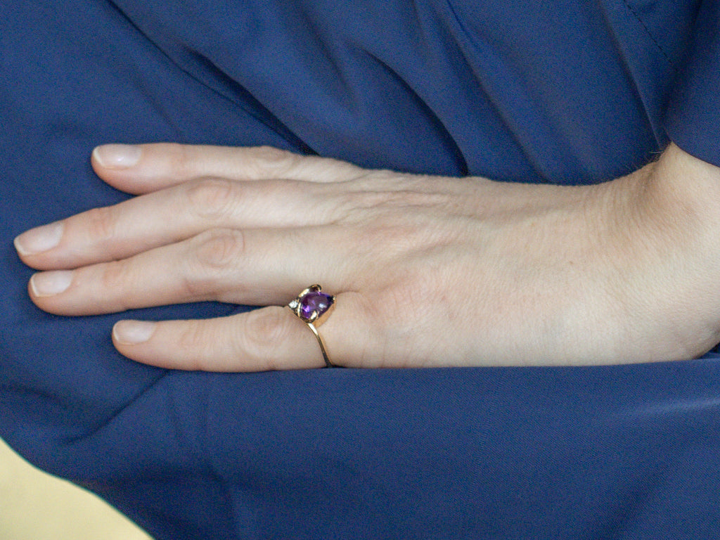 Modernist 1980s Gold Amethyst Cabochon Heart and Diamond Ring
