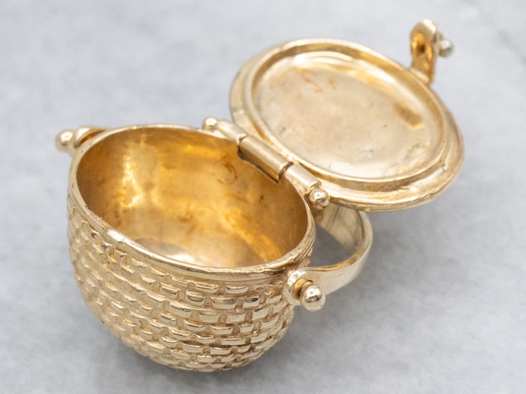 Nantucket Basket with Scrimshaw Top Yellow Gold Pendant