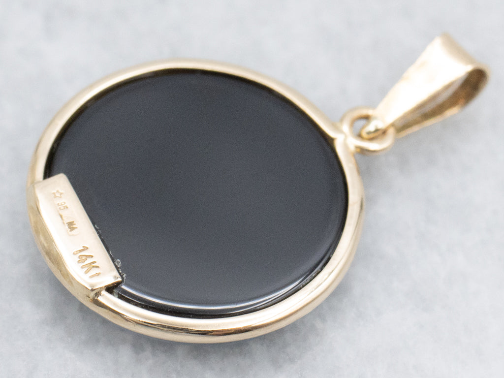 Modern Cupid Agate Cameo and Gold Pendant