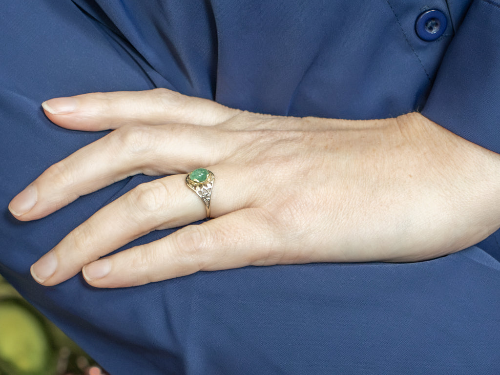 Antique Emerald Cabochon Gold Filigree Solitaire Ring