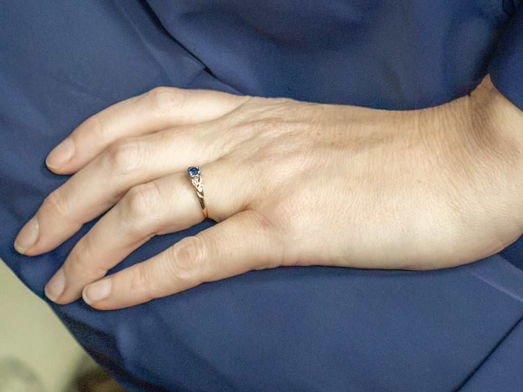 Vintage 1940s Sapphire Solitaire Ring with Floral Details