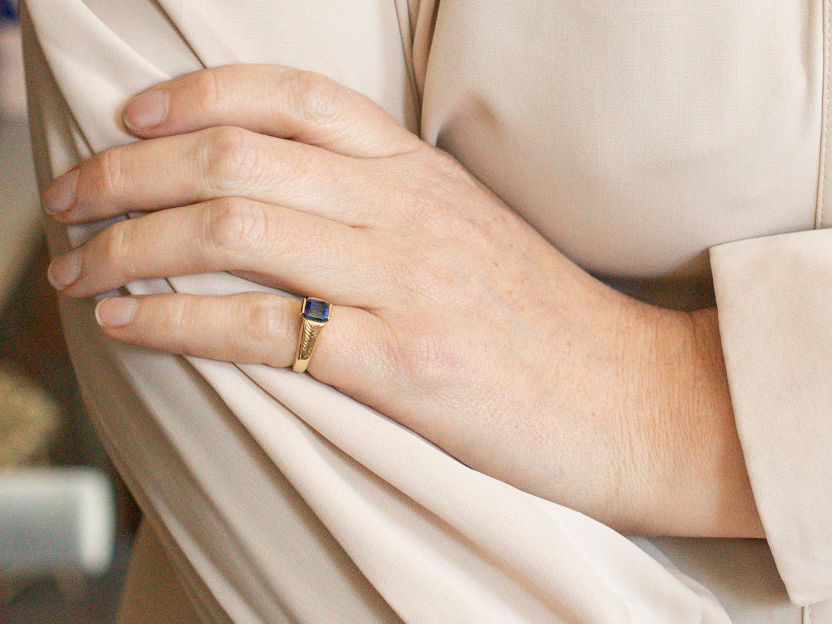 Precioso zafiro de Ceilán azul intenso y engaste hecho a mano