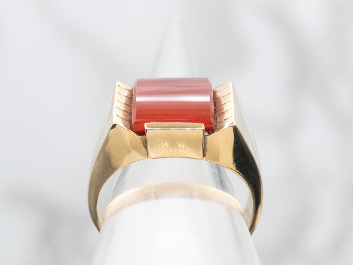 Anillo de hombre Mid-Century moderno de cornalina y oro