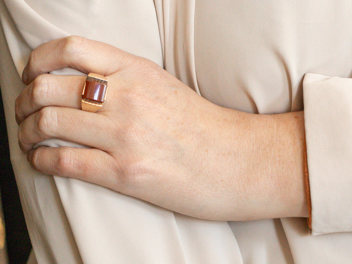 Anillo de hombre Mid-Century moderno de cornalina y oro