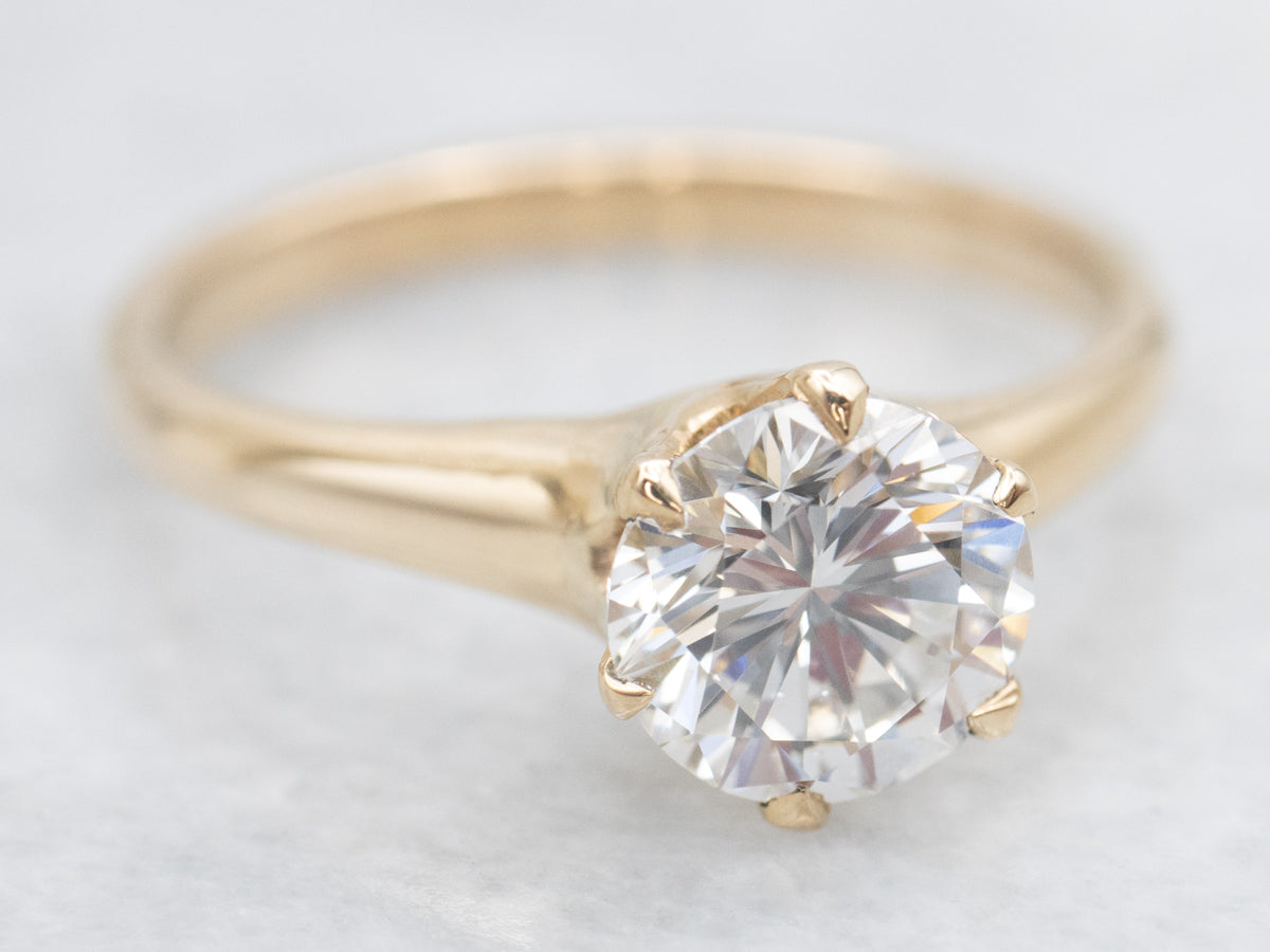 Solitario simple de oro amarillo de 14 quilates con diamantes en engaste de puntas