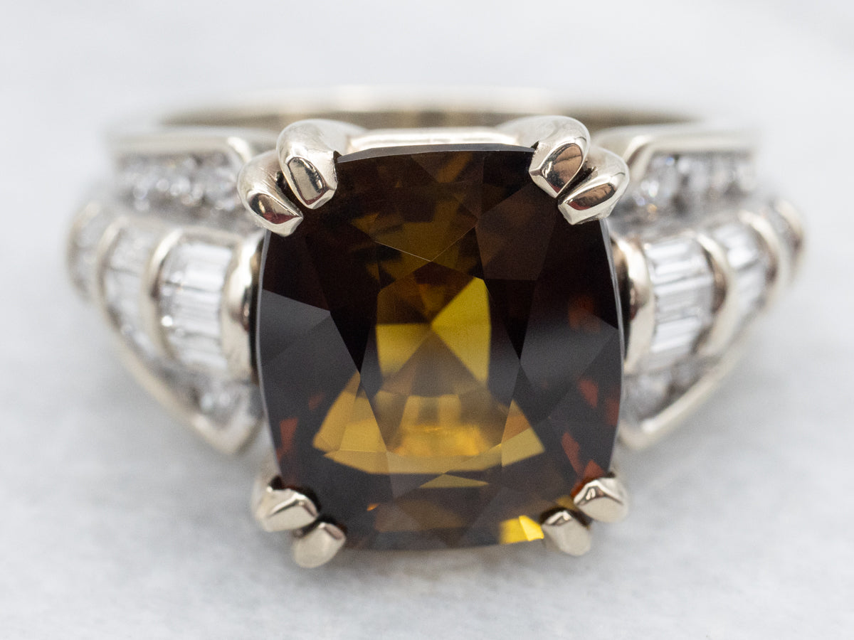 Anillo de oro blanco con turmalina dravita y diamantes