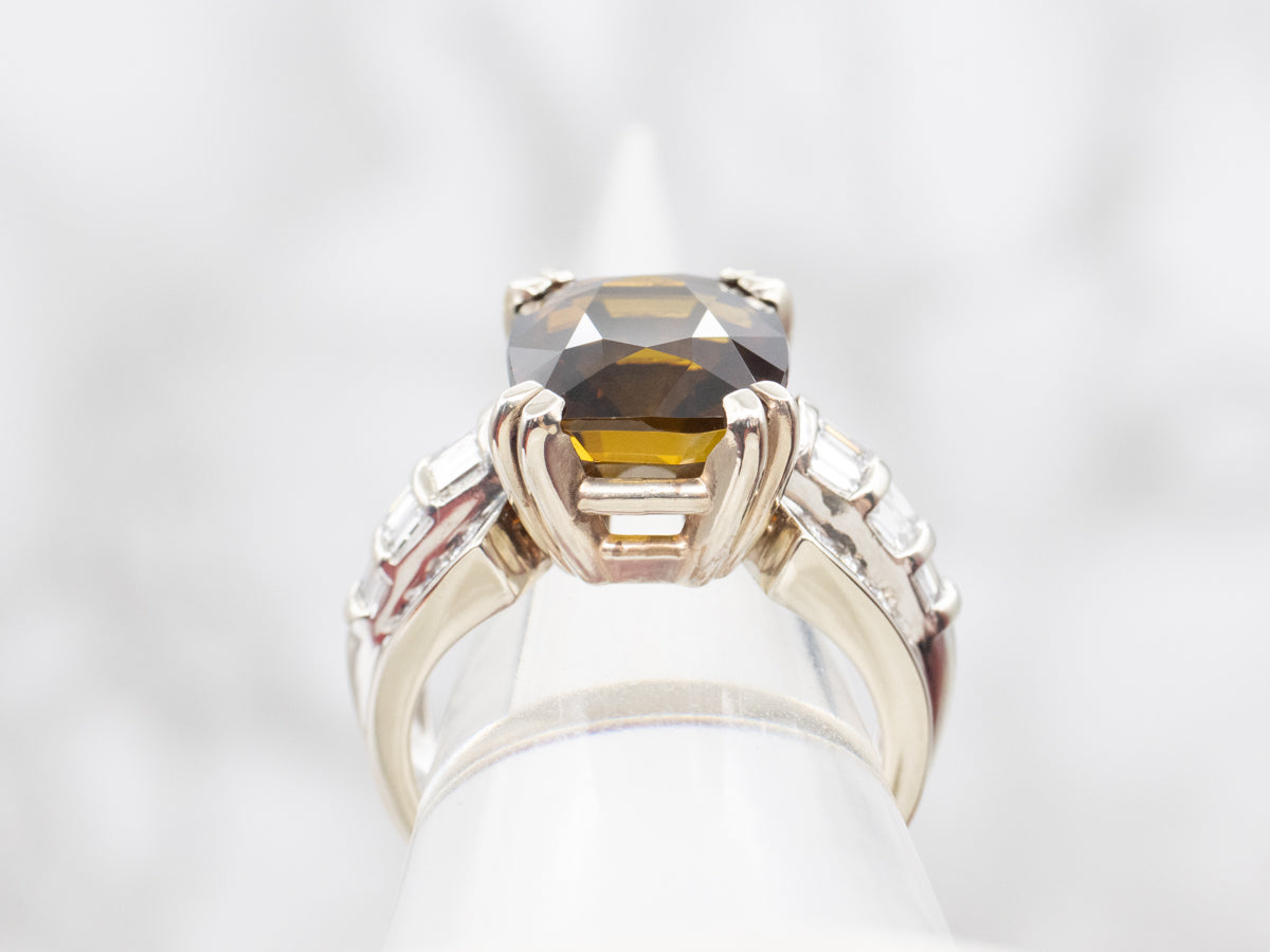 Anillo de oro blanco con turmalina dravita y diamantes