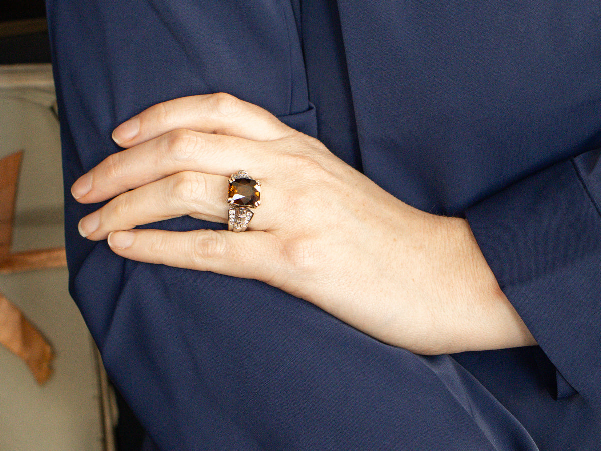 Anillo de oro blanco con turmalina dravita y diamantes