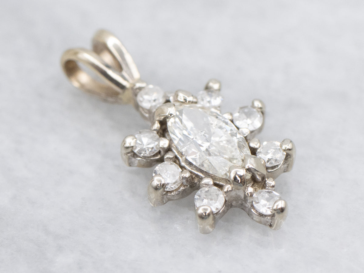 Colgante con halo de diamantes de talla marquesa en oro blanco