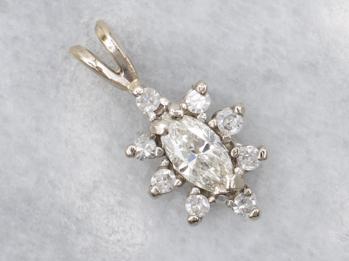 Colgante con halo de diamantes de talla marquesa en oro blanco