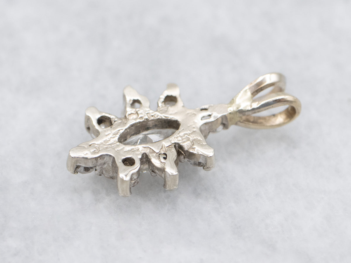 Colgante con halo de diamantes de talla marquesa en oro blanco