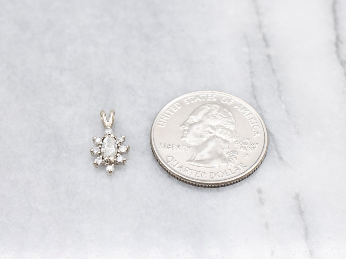 Colgante con halo de diamantes de talla marquesa en oro blanco