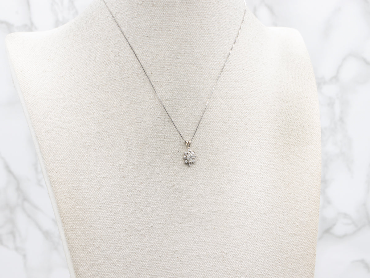 Colgante con halo de diamantes de talla marquesa en oro blanco