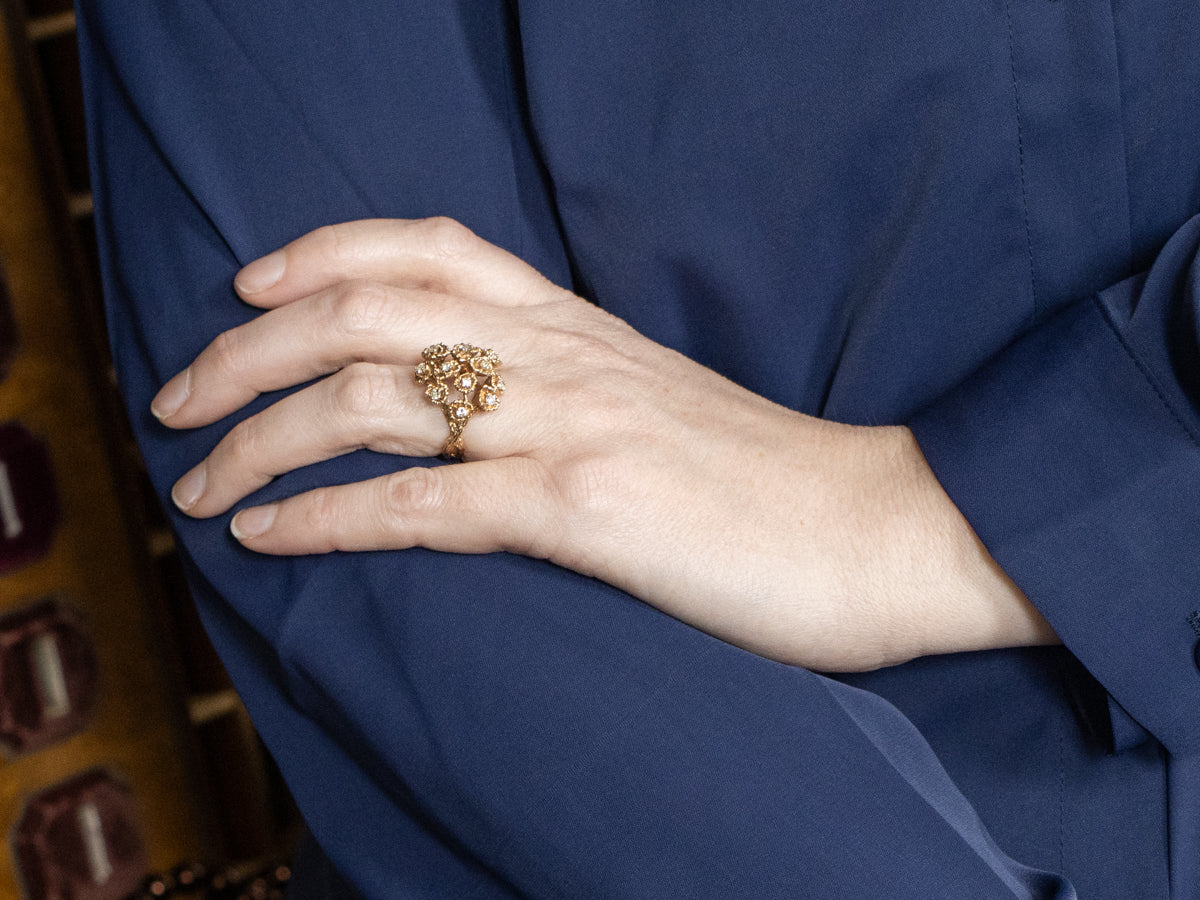 Anillo de cóctel con racimo de diamantes botánicos en oro amarillo de 14 quilates