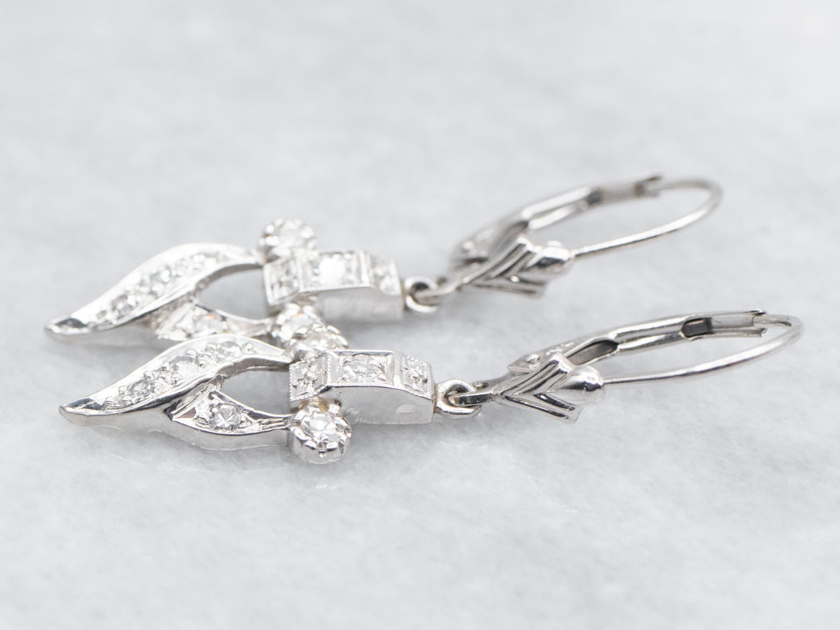 Preciosos pendientes colgantes de la era retro de diamantes