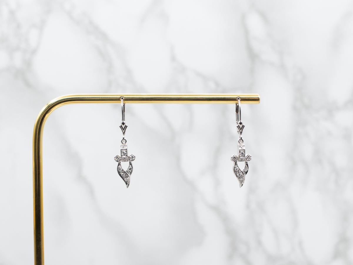 Preciosos pendientes colgantes de la era retro de diamantes