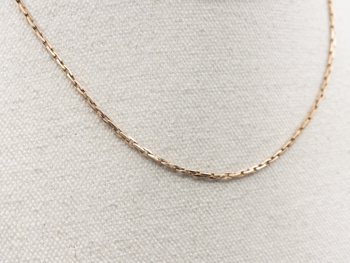 Cadena tipo cable de eslabones rectangulares de oro amarillo de 10 k con cierre de anillo de resorte