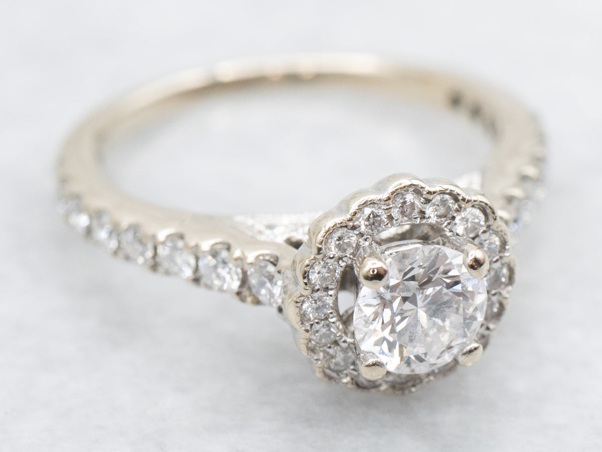 Anillo de compromiso con halo de diamantes en oro blanco de 14 quilates