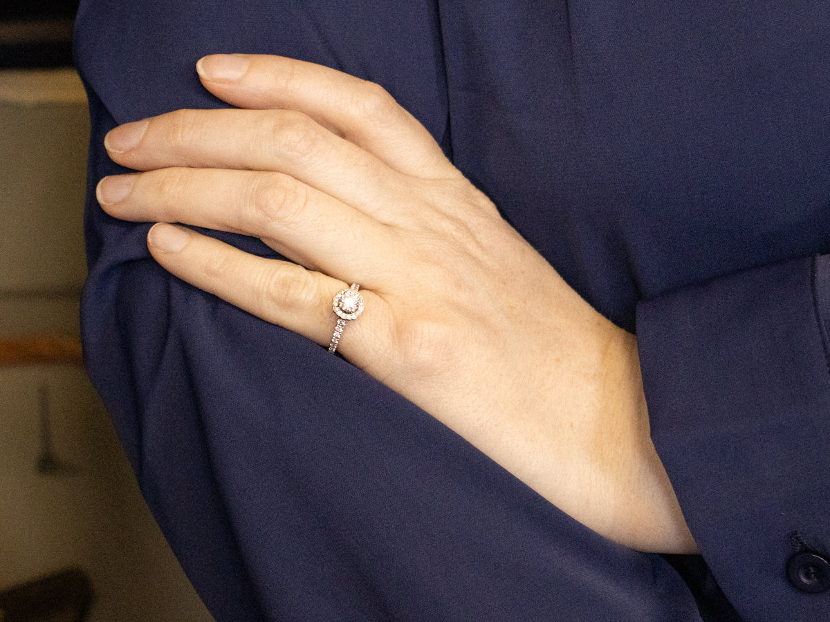 Anillo de compromiso con halo de diamantes en oro blanco de 14 quilates