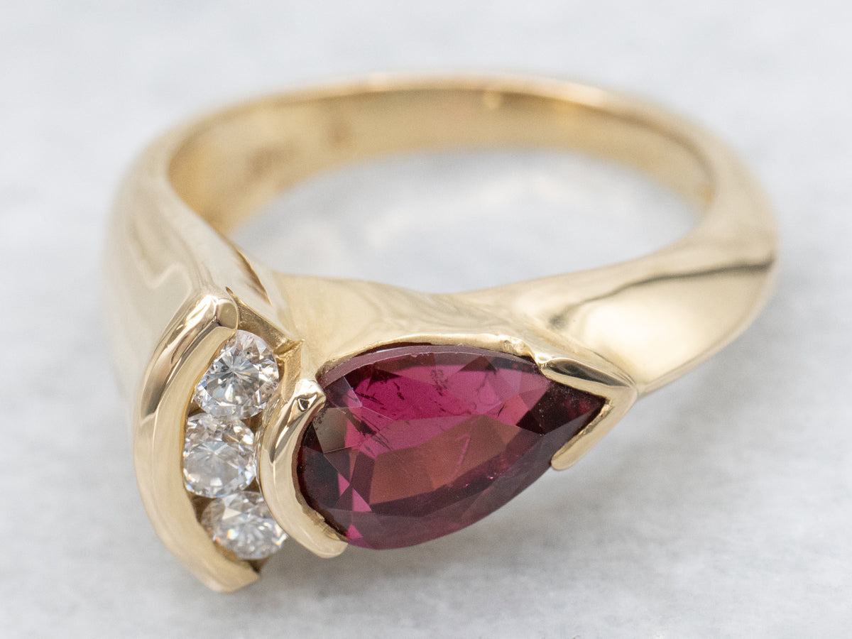 Anillo contemporáneo de diamantes y turmalina rubelita en oro amarillo de 18 quilates
