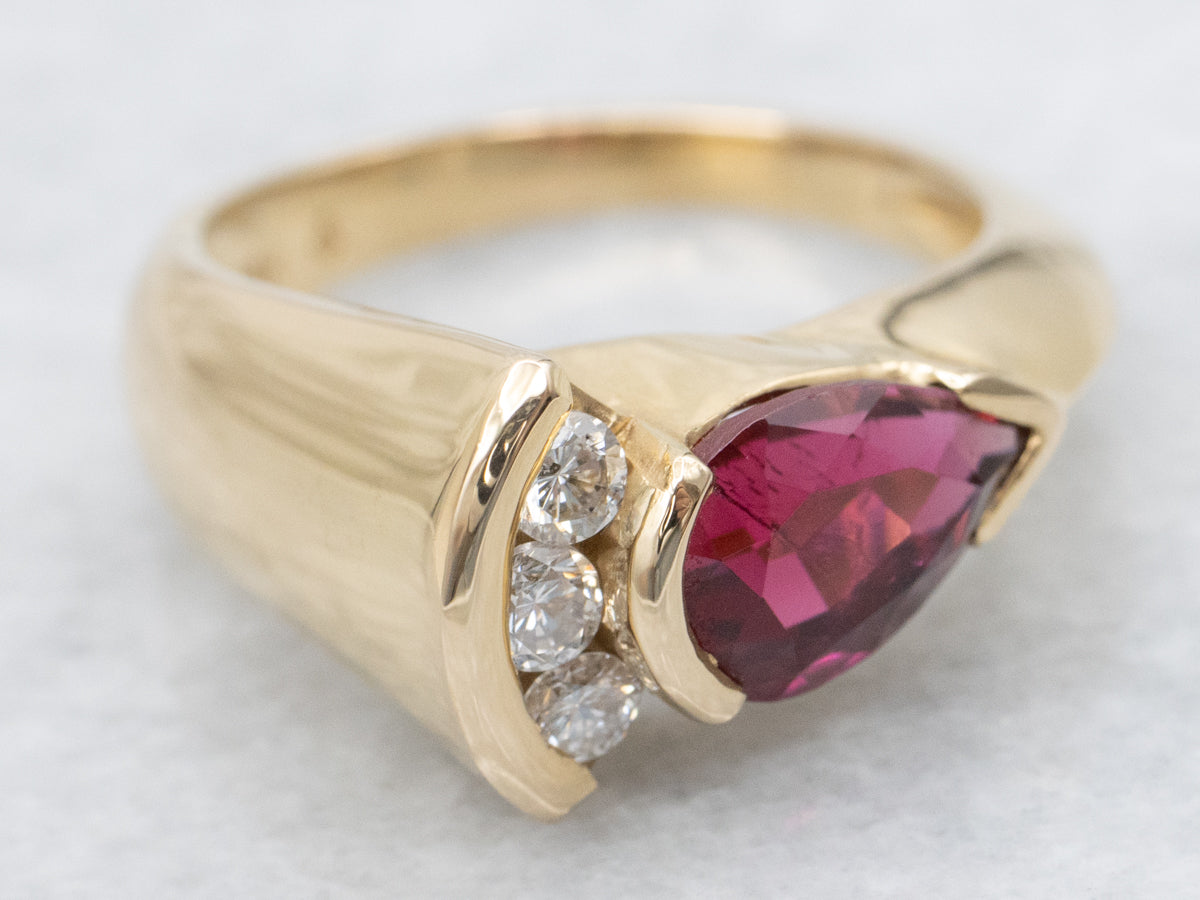 Anillo contemporáneo de diamantes y turmalina rubelita en oro amarillo de 18 quilates