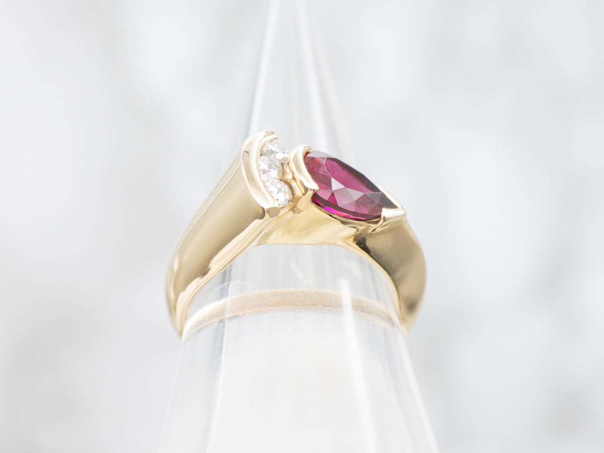 Anillo contemporáneo de diamantes y turmalina rubelita en oro amarillo de 18 quilates