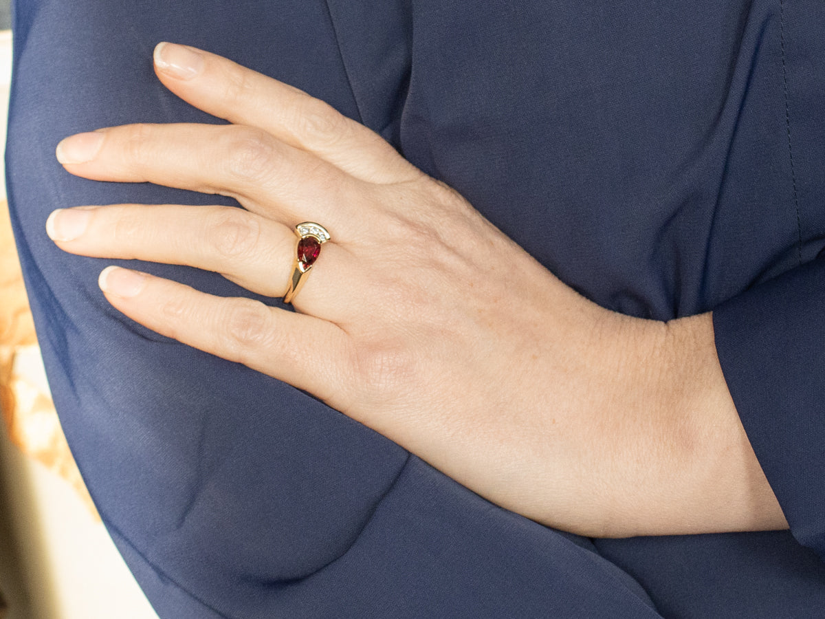 Anillo contemporáneo de diamantes y turmalina rubelita en oro amarillo de 18 quilates