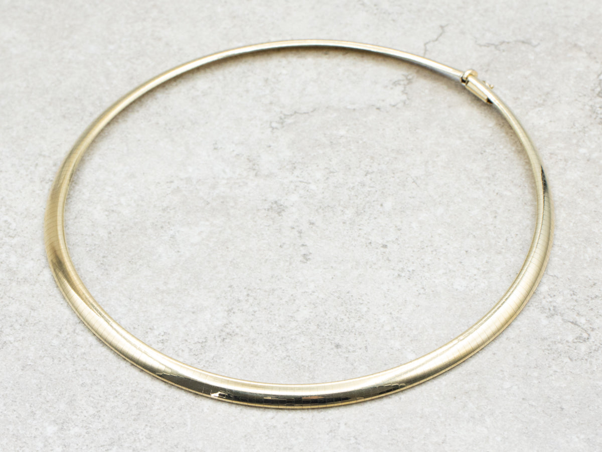 Collar Ancho de Cadena Omega de Oro Amarillo