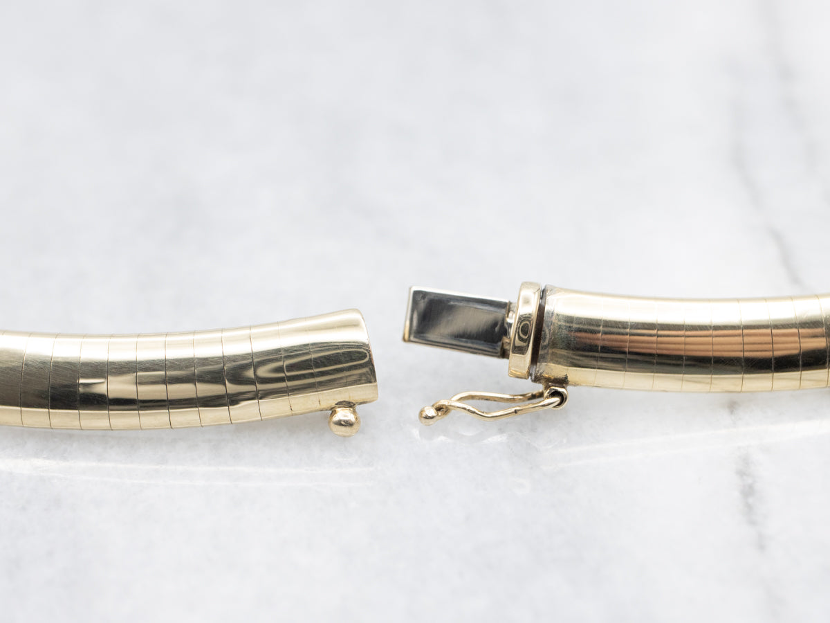 Collar Ancho de Cadena Omega de Oro Amarillo