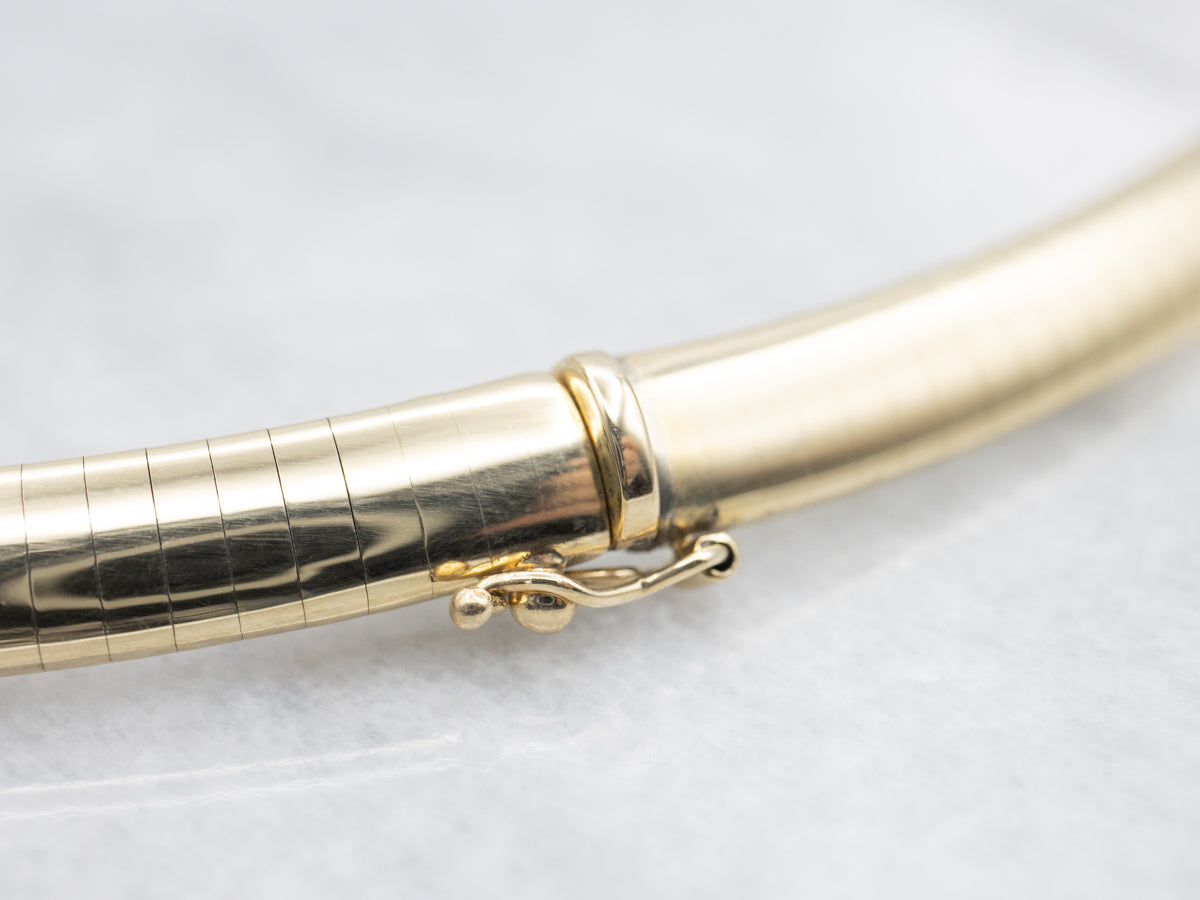 Collar Ancho de Cadena Omega de Oro Amarillo