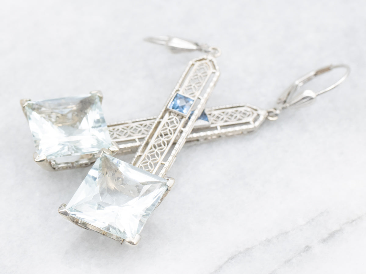 Pendientes colgantes de aguamarina en oro blanco con detalles de zafiro