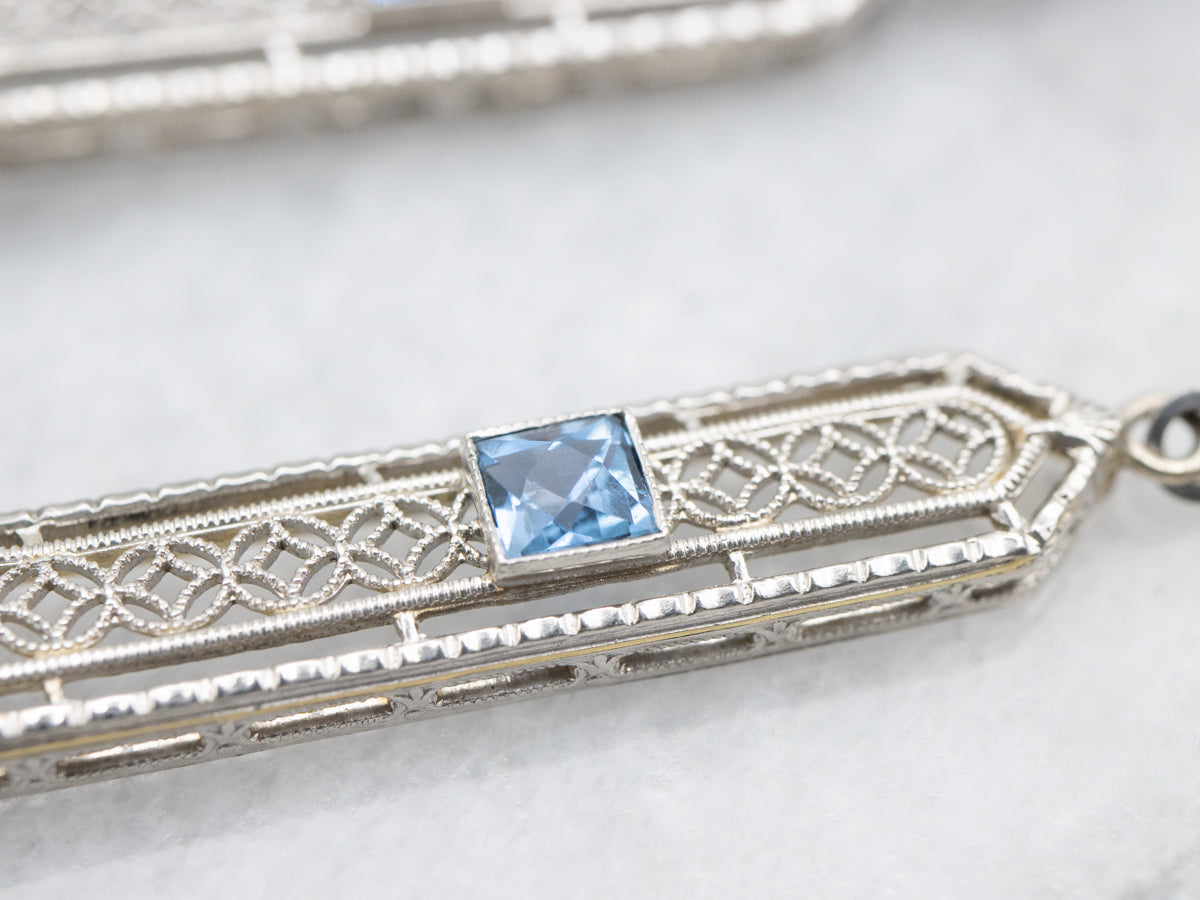 Pendientes colgantes de aguamarina en oro blanco con detalles de zafiro