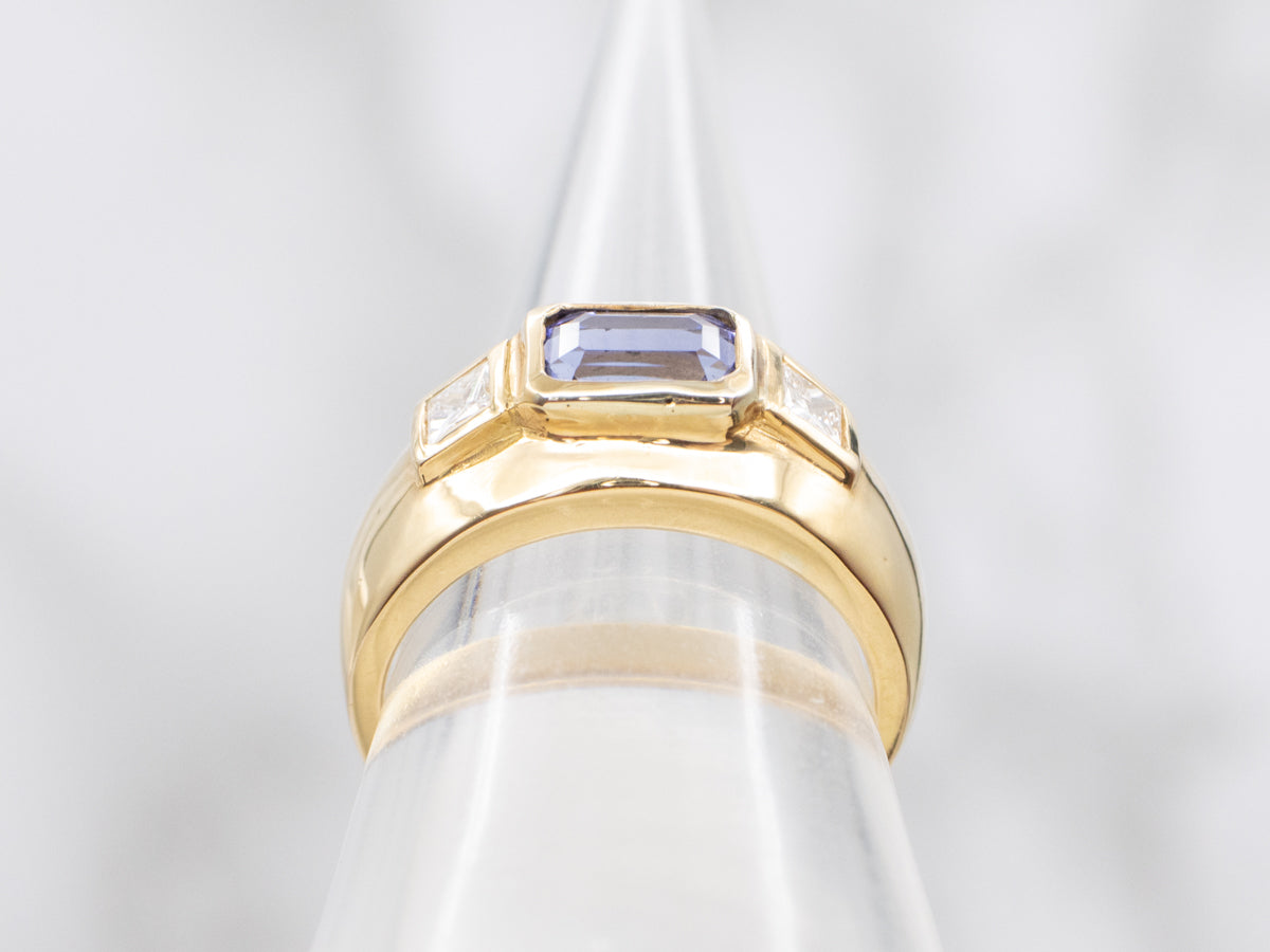 Anillo con detalles de diamantes y tanzanita de talla esmeralda en oro amarillo de 18 quilates
