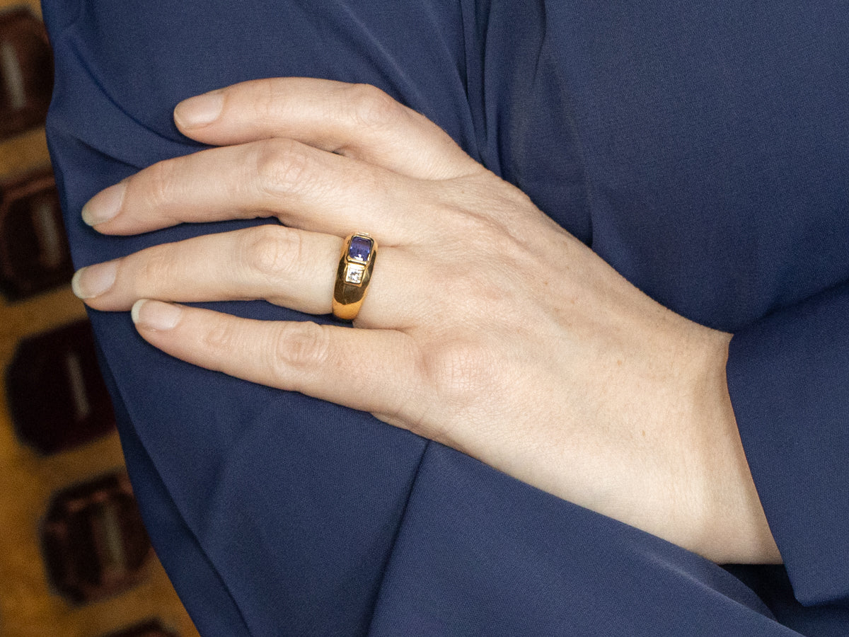 Anillo con detalles de diamantes y tanzanita de talla esmeralda en oro amarillo de 18 quilates