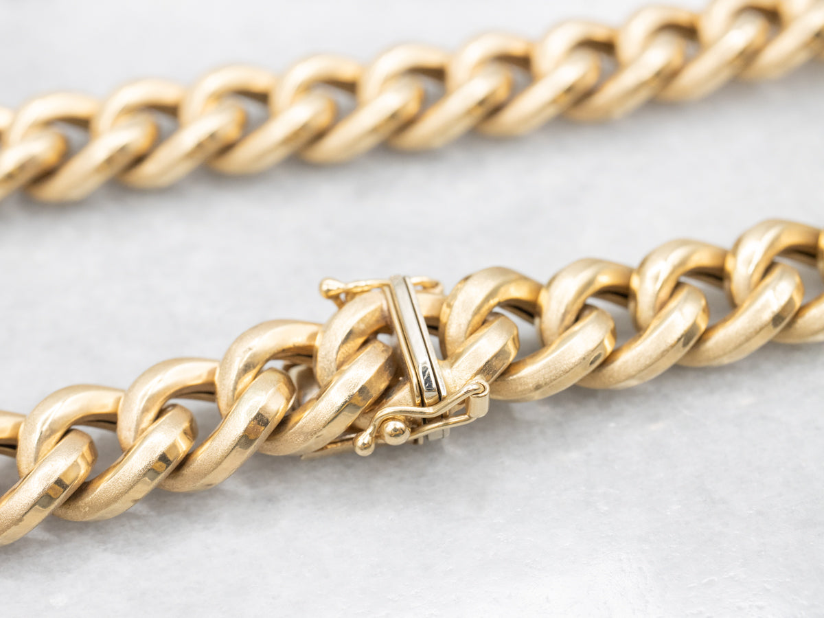 Cadena de eslabones curvos texturizados de oro amarillo de 14 quilates con cierre de caja y doble seguridad
