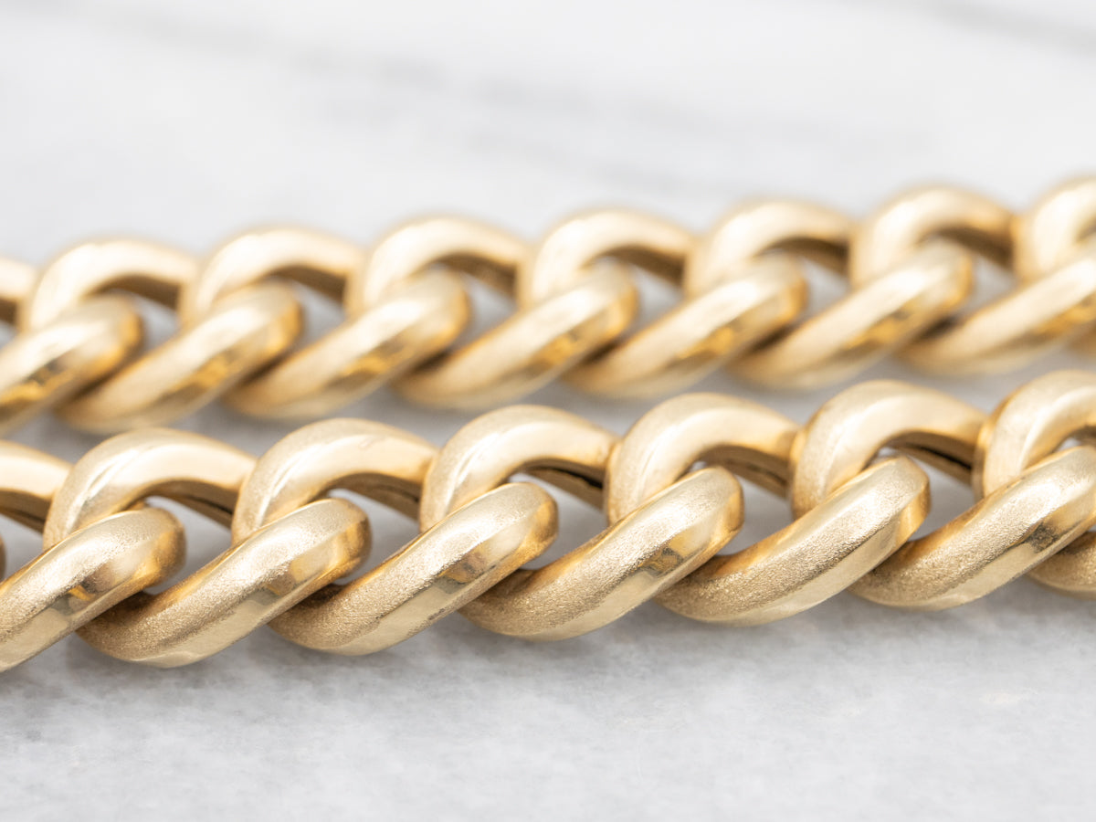 Cadena de eslabones curvos texturizados de oro amarillo de 14 quilates con cierre de caja y doble seguridad