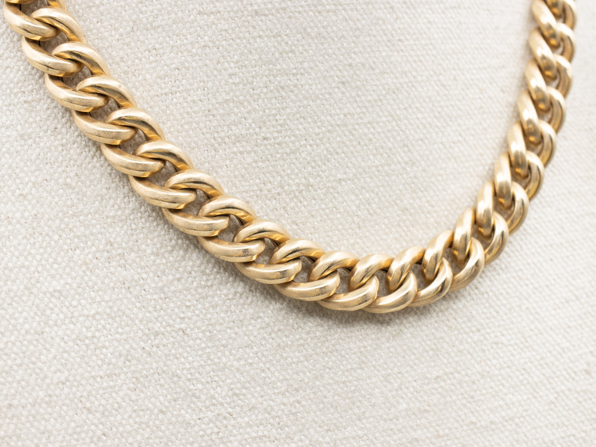 Cadena de eslabones curvos texturizados de oro amarillo de 14 quilates con cierre de caja y doble seguridad