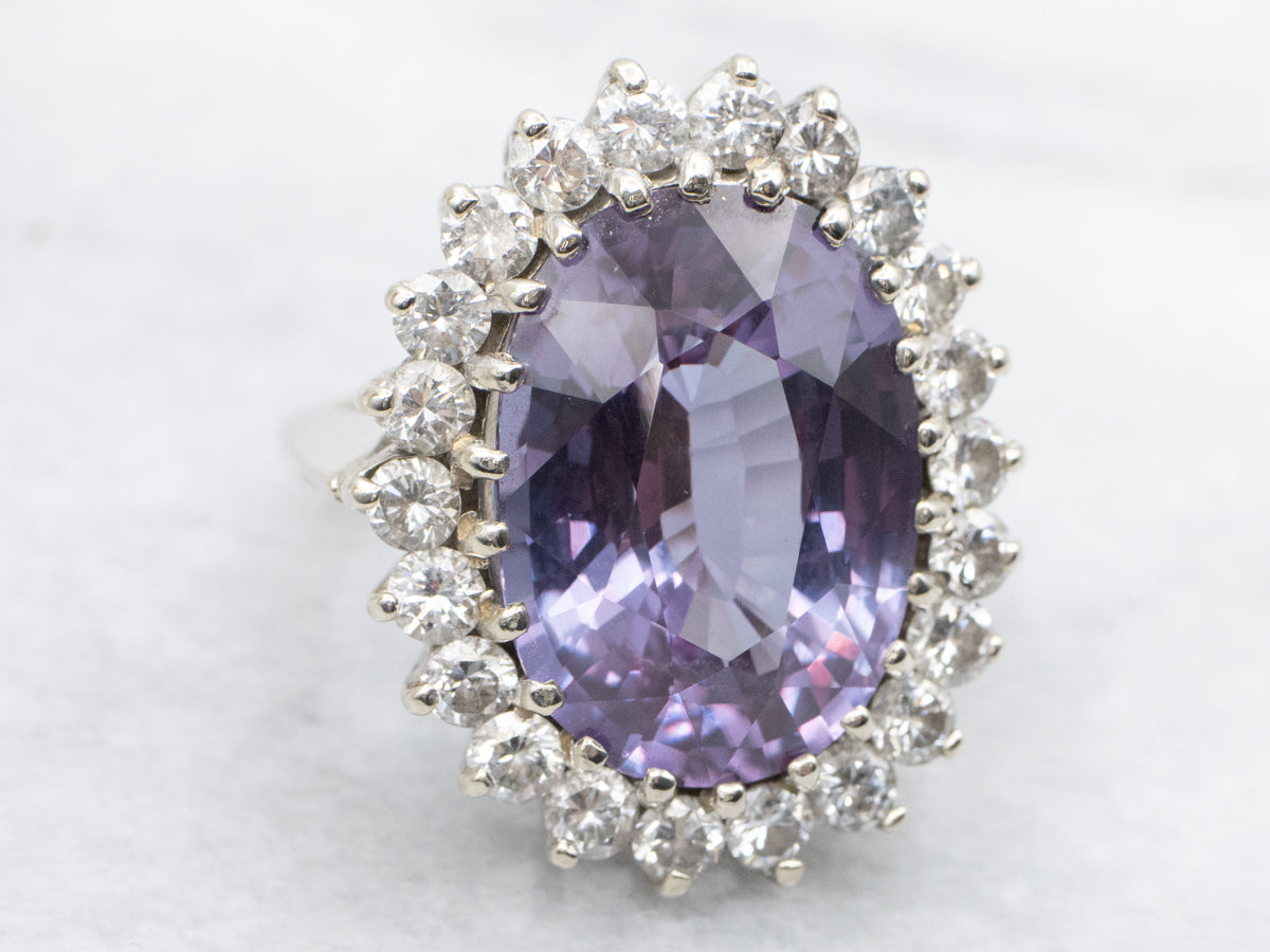 Anillo de cóctel con halo de diamantes y alejandrita sintética de oro blanco de 14 quilates