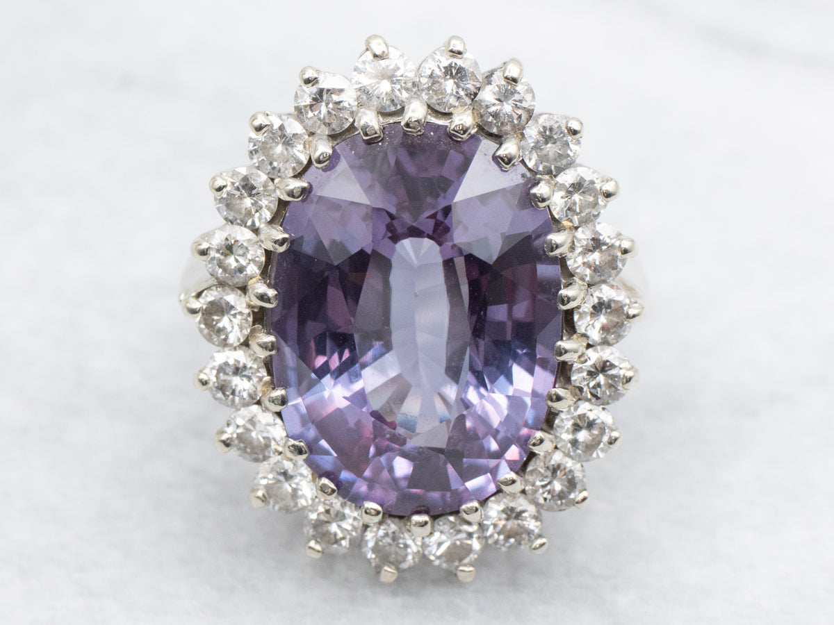 Anillo de cóctel con halo de diamantes y alejandrita sintética de oro blanco de 14 quilates