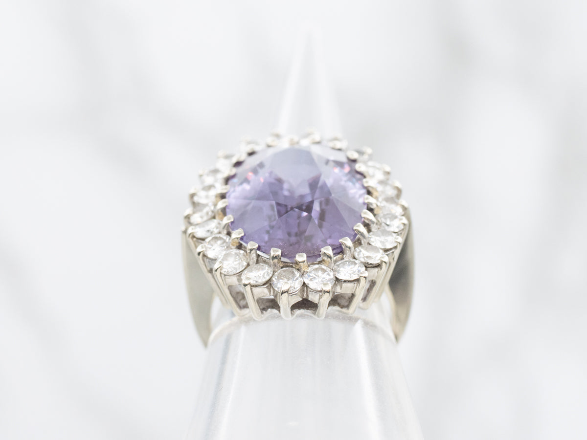 Anillo de cóctel con halo de diamantes y alejandrita sintética de oro blanco de 14 quilates