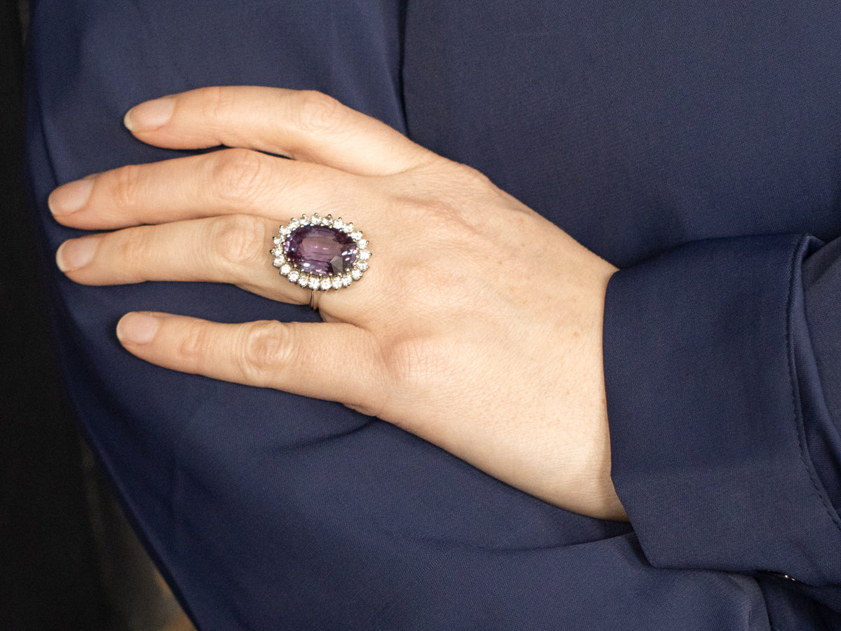 Anillo de cóctel con halo de diamantes y alejandrita sintética de oro blanco de 14 quilates