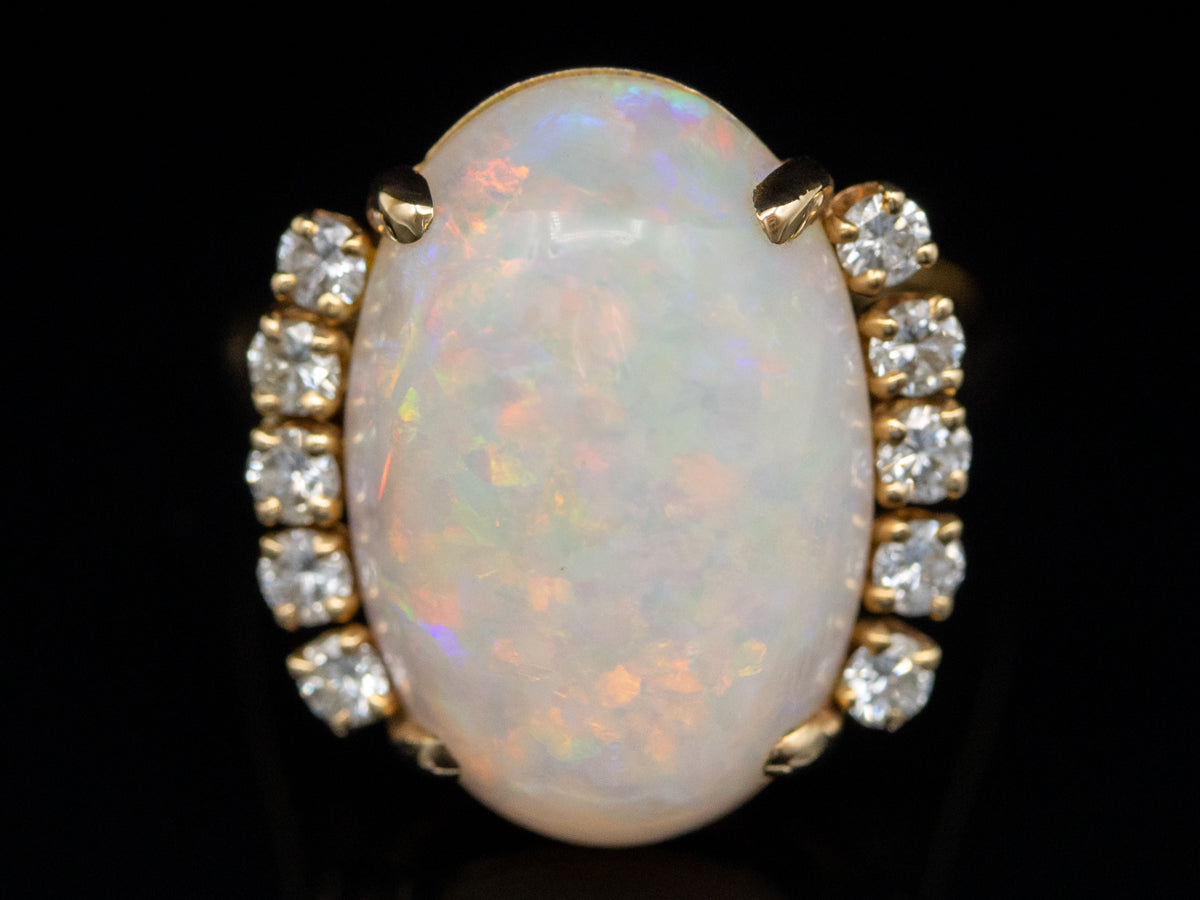 Anillo de cóctel con detalles de diamantes y ópalo en oro amarillo de 14 quilates