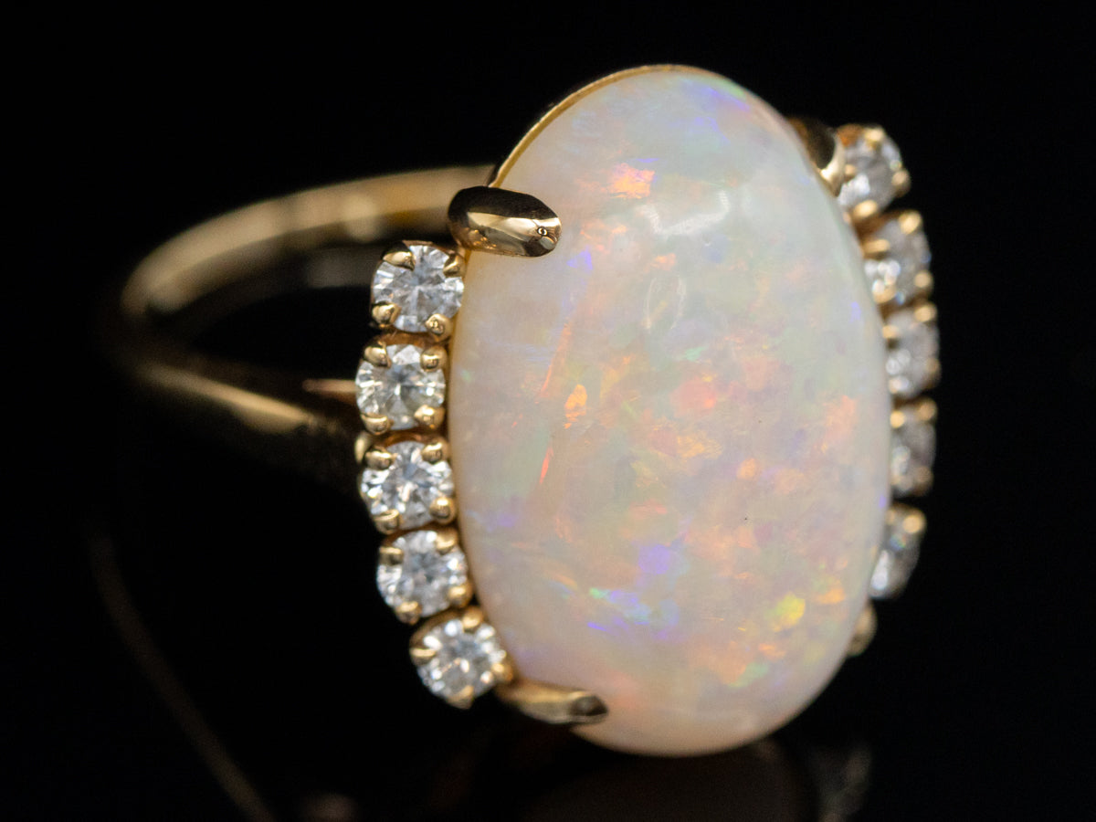 Anillo de cóctel con detalles de diamantes y ópalo en oro amarillo de 14 quilates