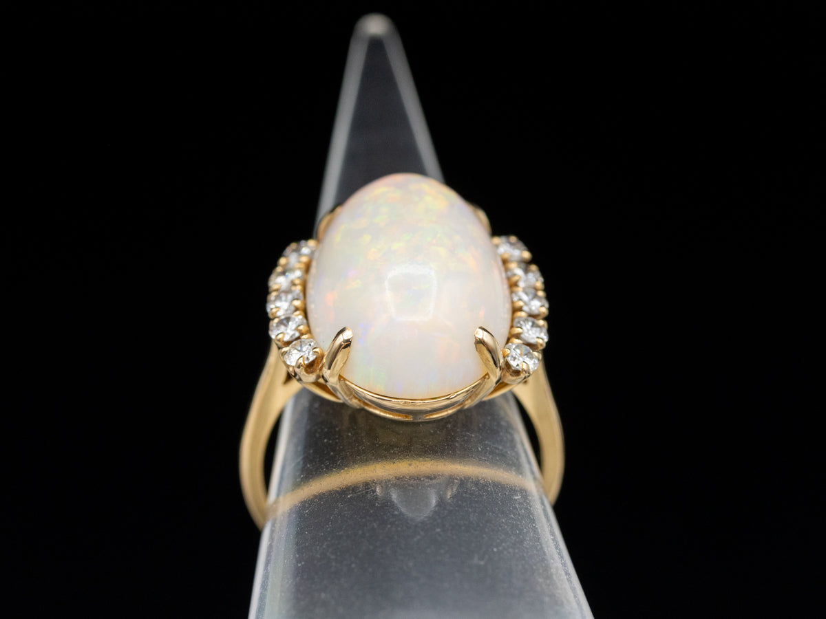 Anillo de cóctel con detalles de diamantes y ópalo en oro amarillo de 14 quilates