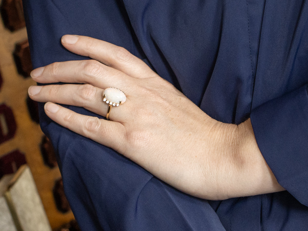 Anillo de cóctel con detalles de diamantes y ópalo en oro amarillo de 14 quilates