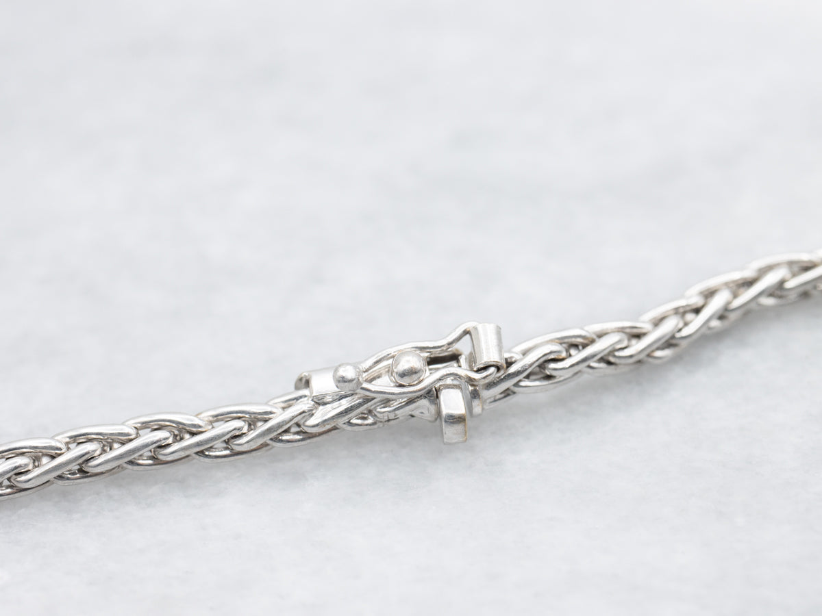 Collar de cadena de trigo con colgante de triángulo de diamantes y zafiro azul vintage de dos tonos de 18 quilates