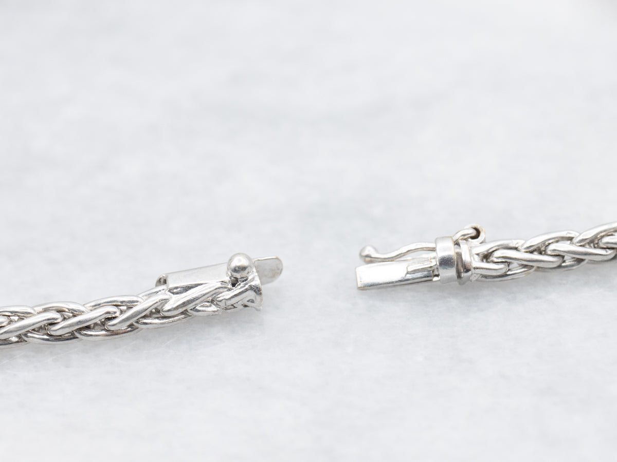 Collar de cadena de trigo con colgante de triángulo de diamantes y zafiro azul vintage de dos tonos de 18 quilates