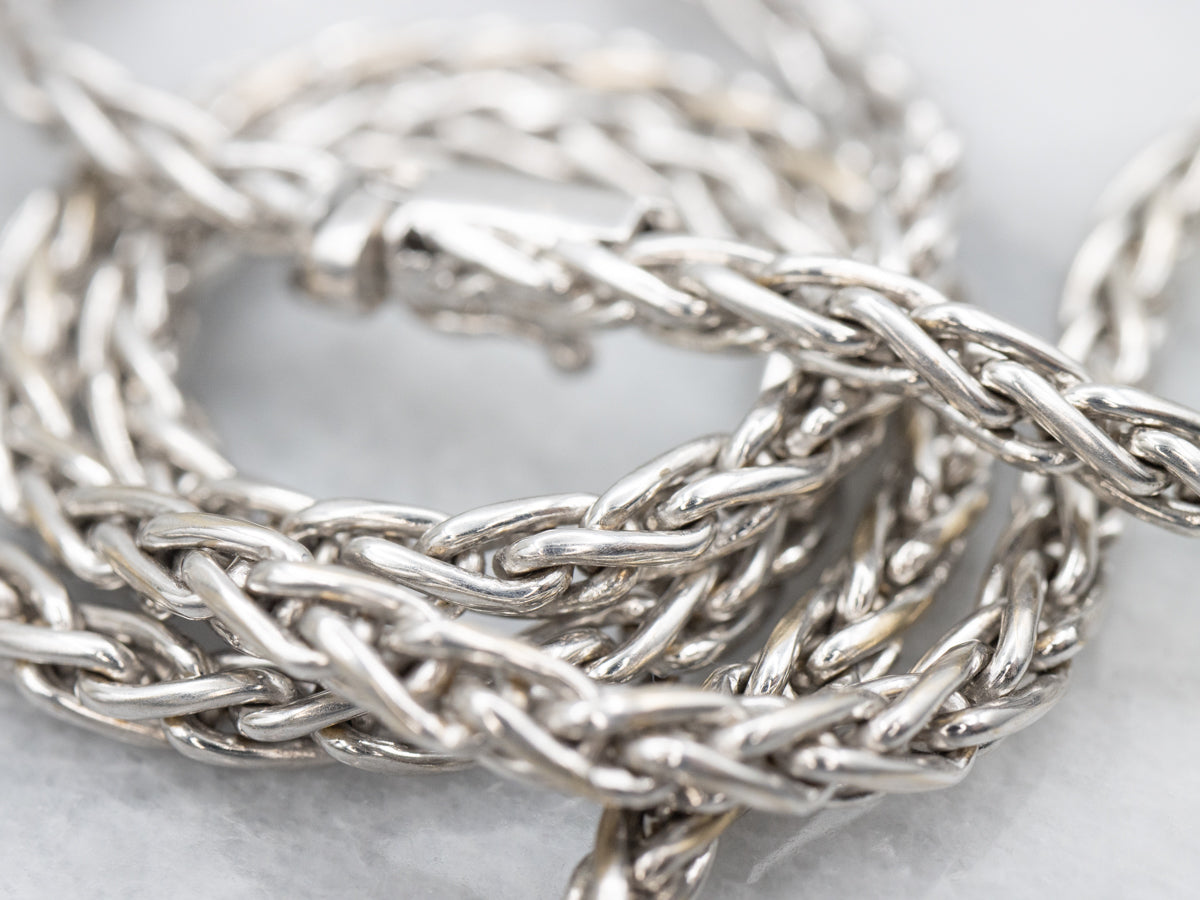 Collar de cadena de trigo con colgante de triángulo de diamantes y zafiro azul vintage de dos tonos de 18 quilates