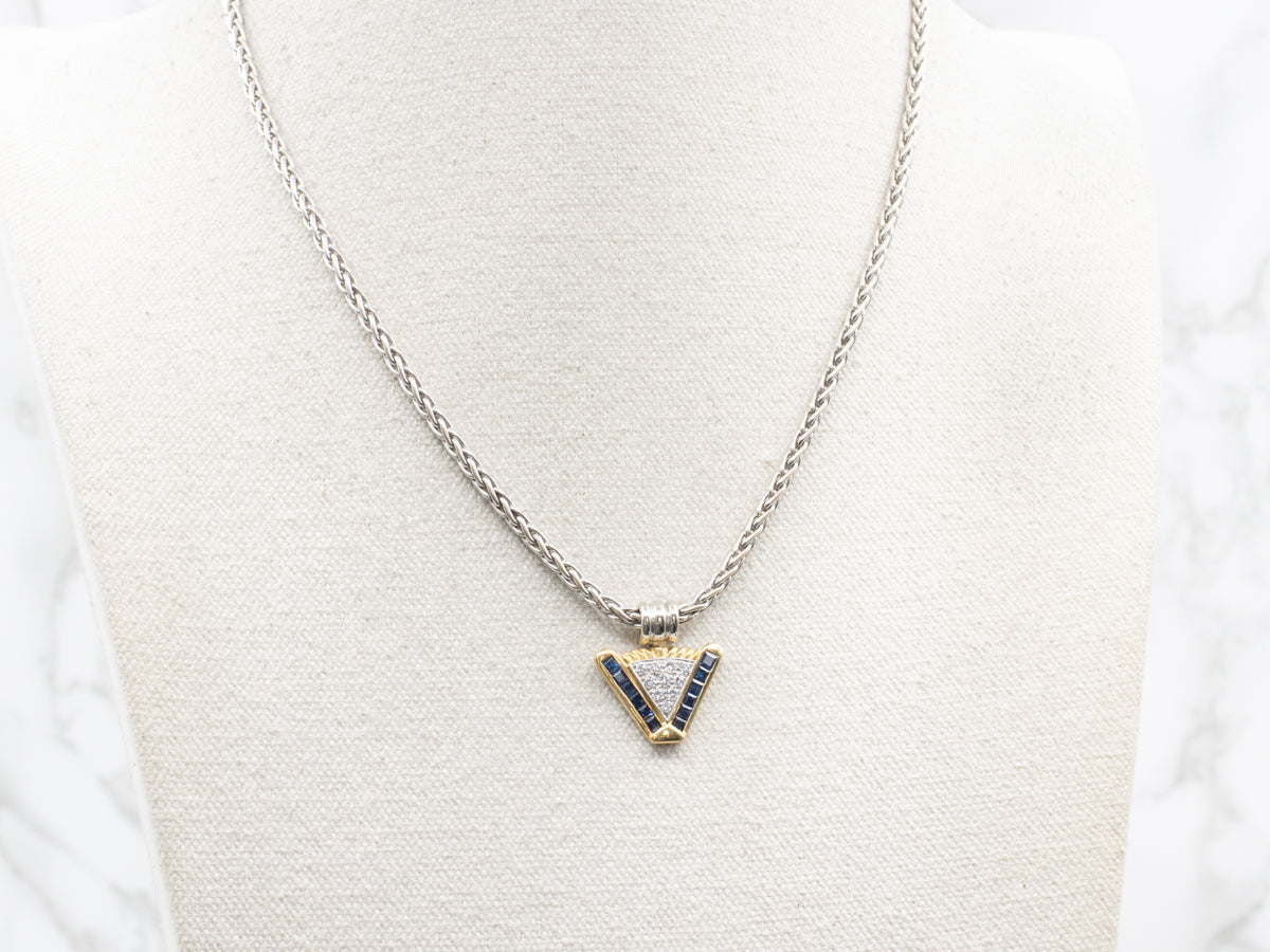 Collar de cadena de trigo con colgante de triángulo de diamantes y zafiro azul vintage de dos tonos de 18 quilates